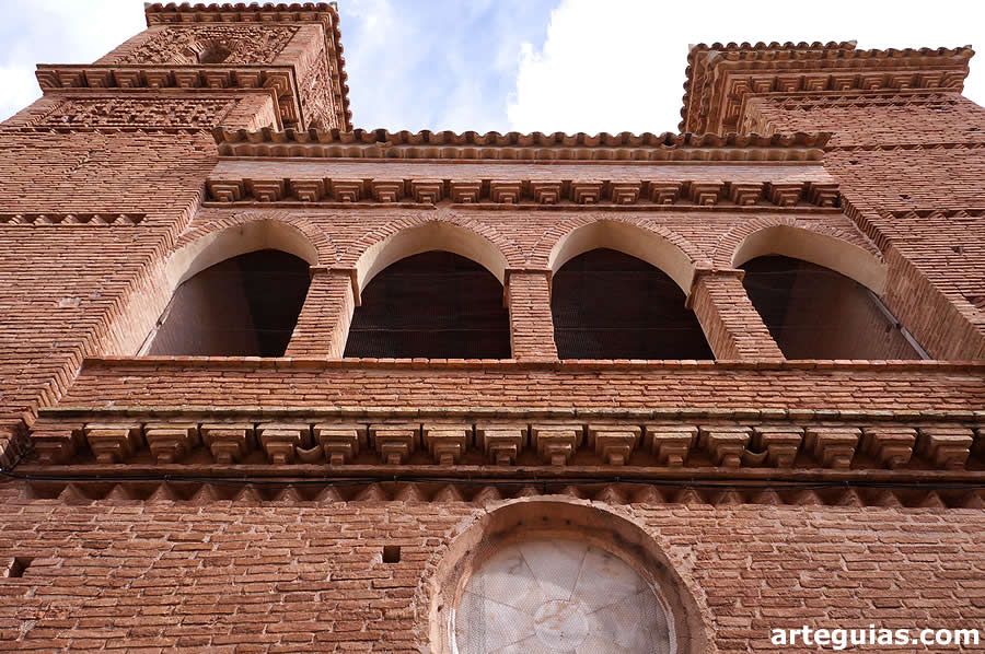 Paso de ronda o andito por encima de las capillas laterales