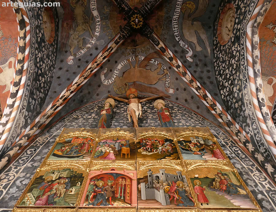 Retablo principal y grupo de imaginer&iacute;a de un Calvario