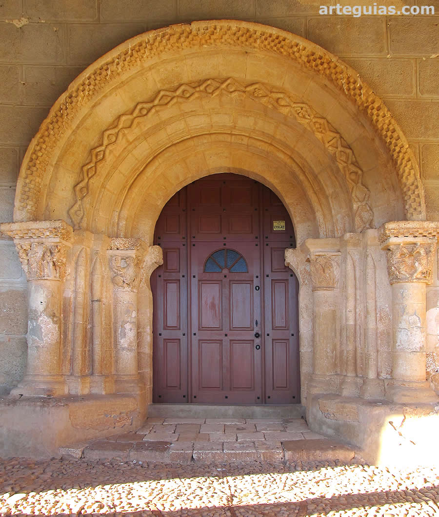 Arquitectura de la puerta rom&aacute;nica del templo de Torreandaluz, Soria