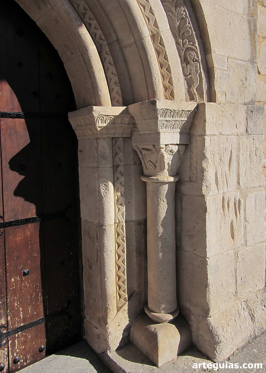 Detalle de la portada. Iglesia de Torresmenudas