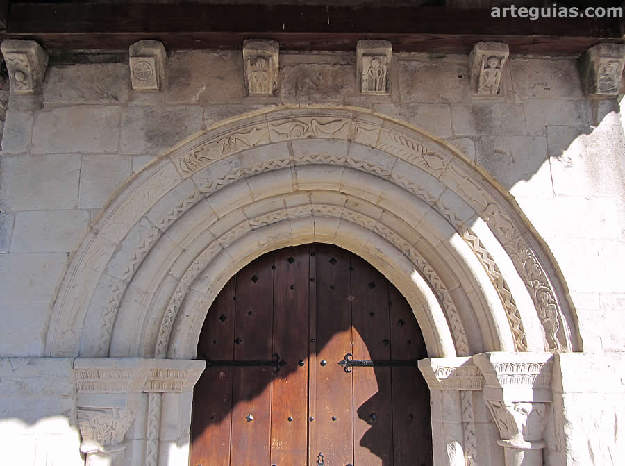 Puerta rom&aacute;nica de la iglesia de Torresmenudas, Salamanca