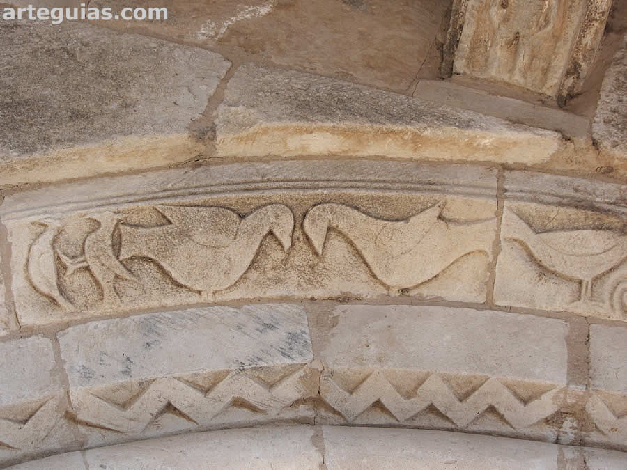 Guardapolvos con relieve de aves