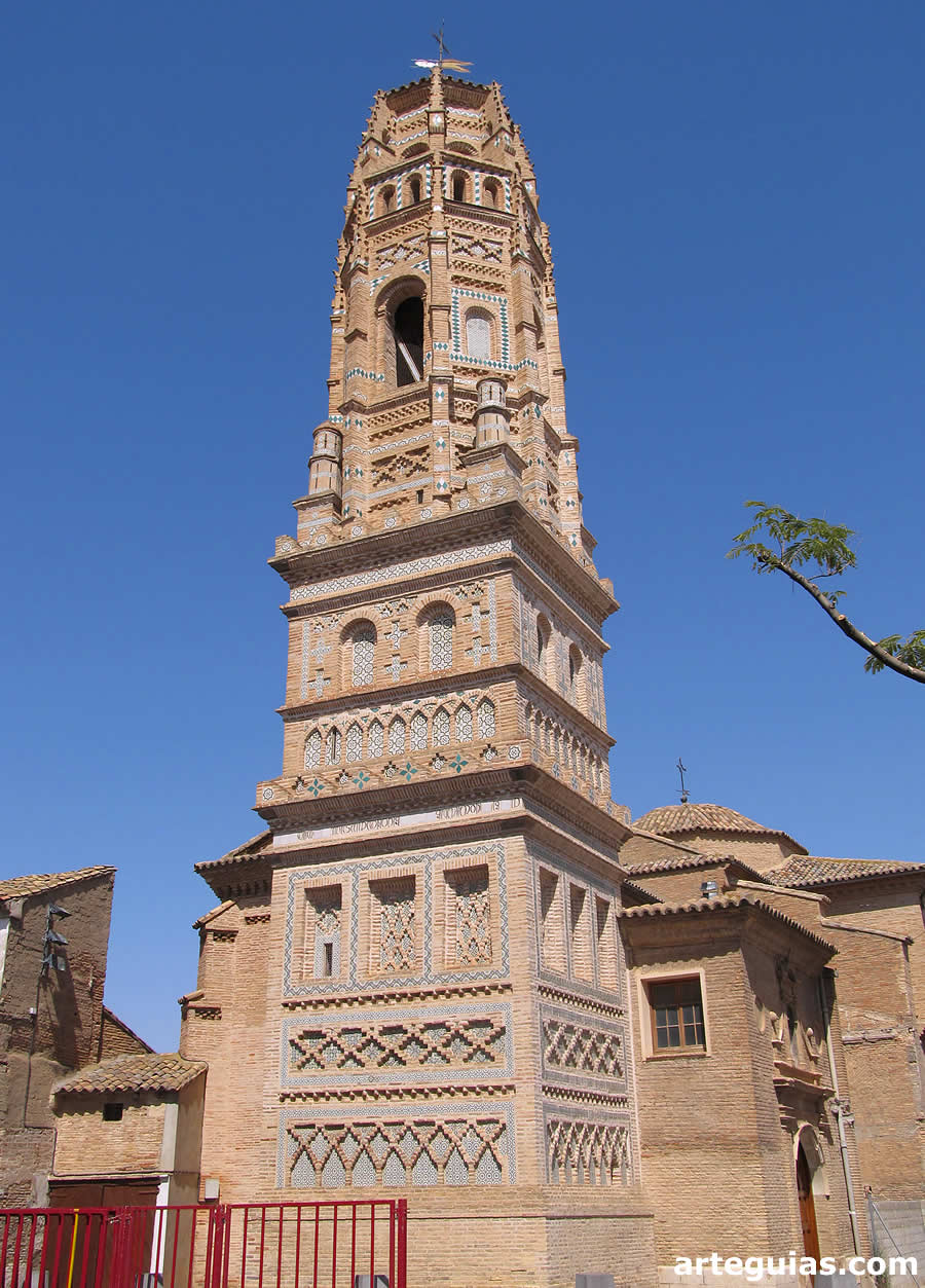 La torre campanario mud&eacute;jar es lo m&aacute;s importante de la iglesia de Utebo