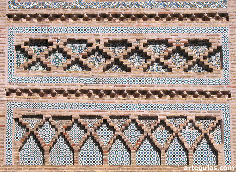 Detalle de la decoraci&oacute;n de la torre en su cuerpo inferior