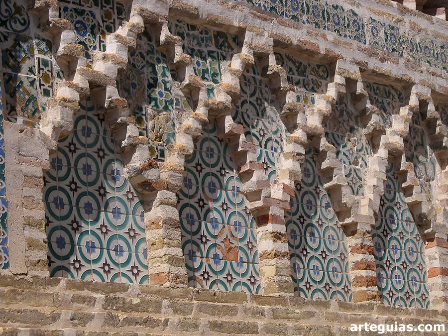 Muros con ladrillos en resalte y azulejos