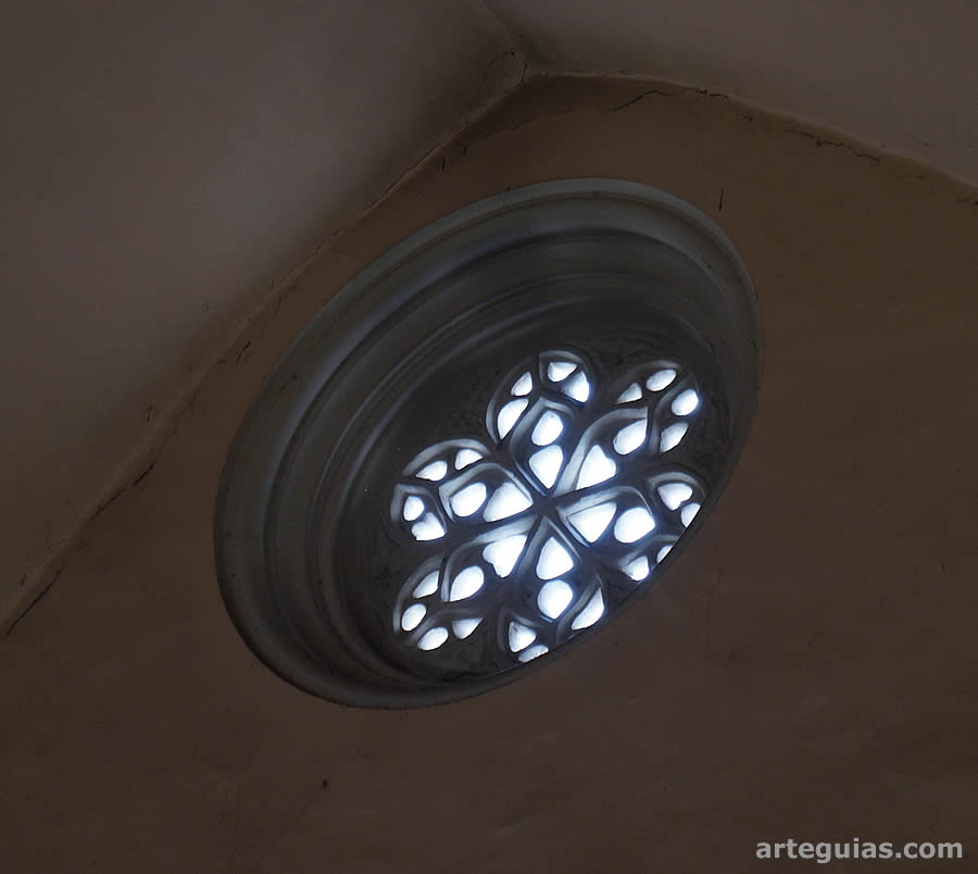Otro roset&oacute;n visto desde el interior de la iglesia