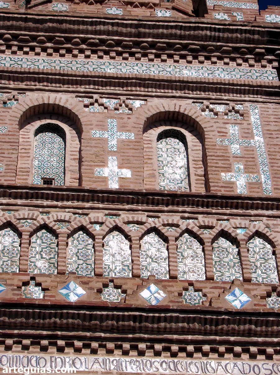 La cer&aacute;mica vidriada refleja los rayos del sol  como si fueran espejos