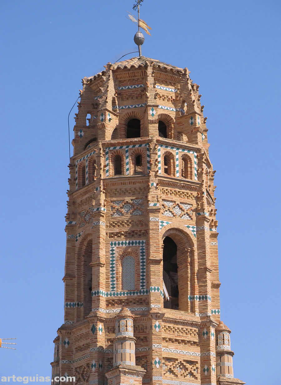 Cuerpo superior del campanario de planta octogonal