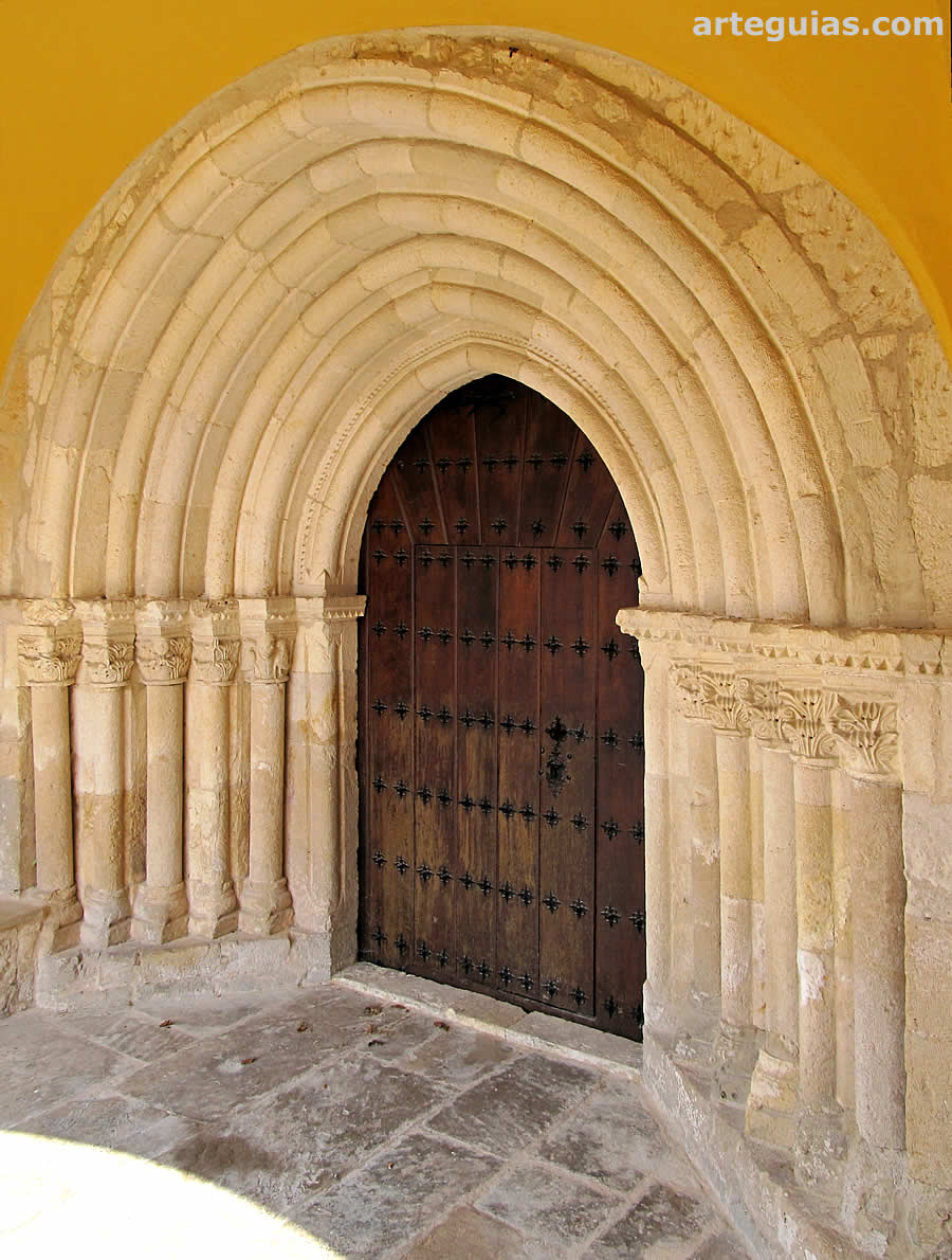 Puerta rom&aacute;nica de la iglesia de Uzquiano