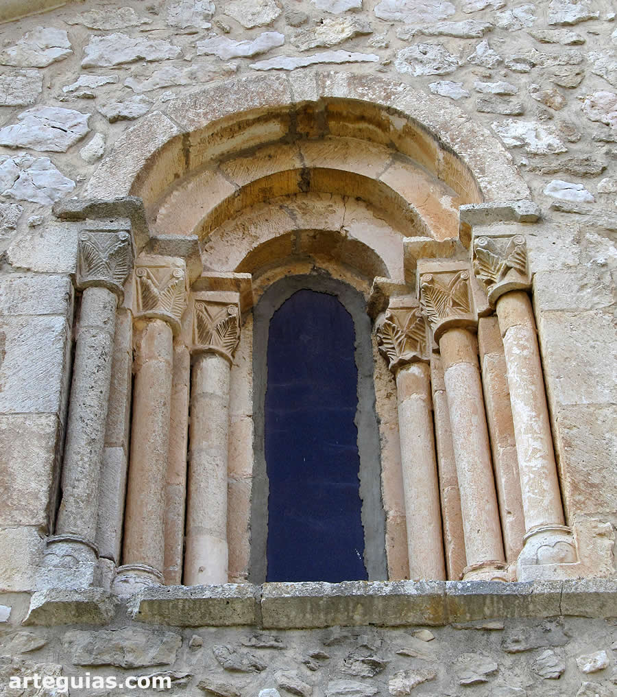 Ventanal rom&aacute;nico del &aacute;bside