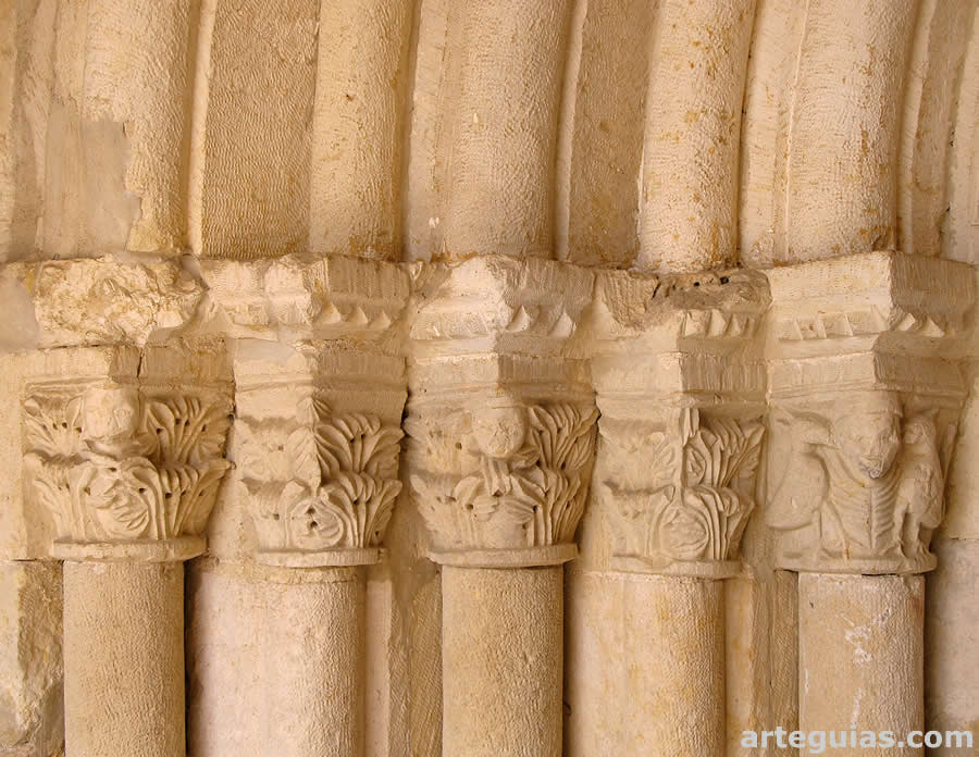 Capiteles de la puerta rom&aacute;nica