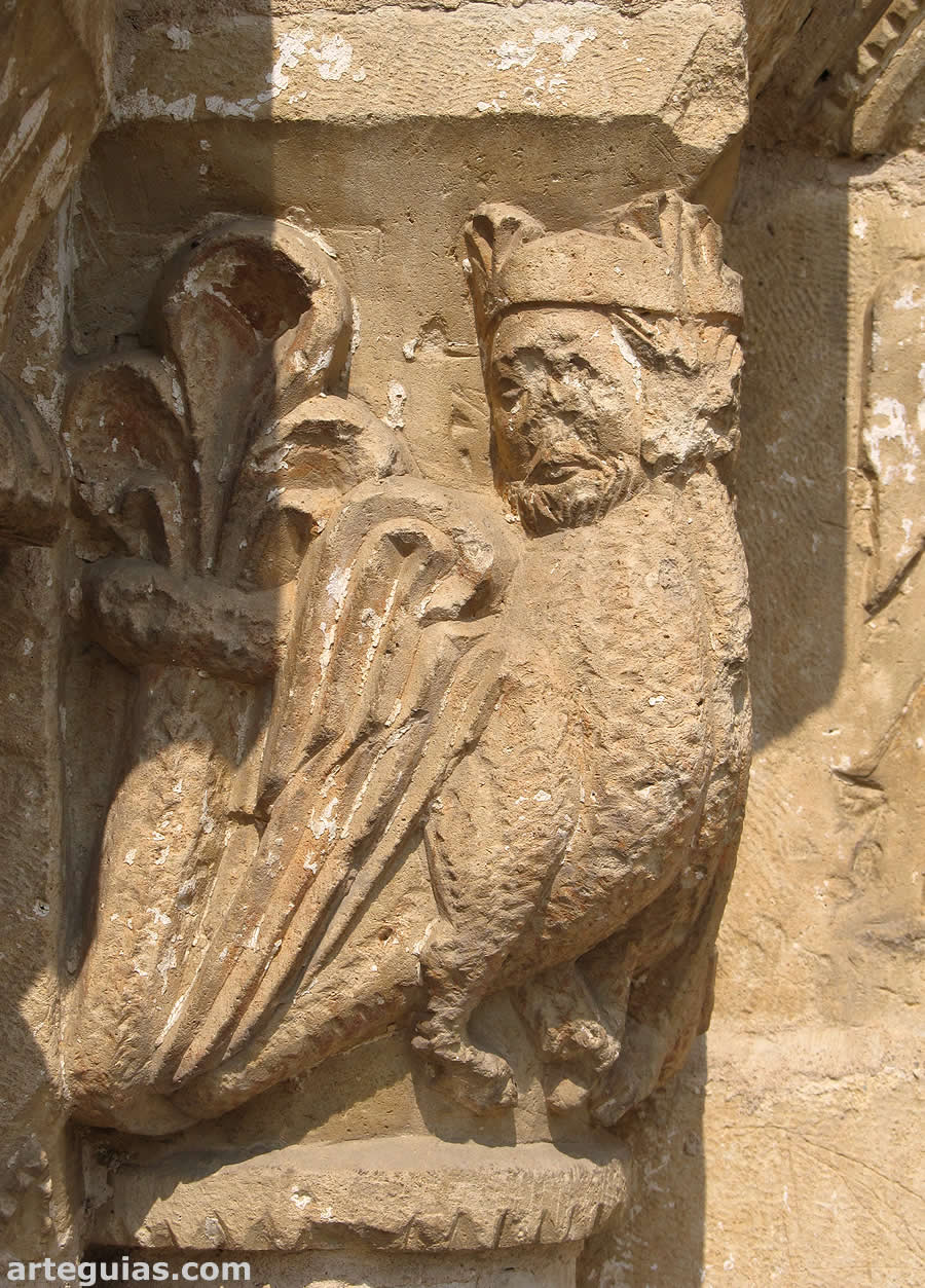 Capitel con arpia masculina y coronada