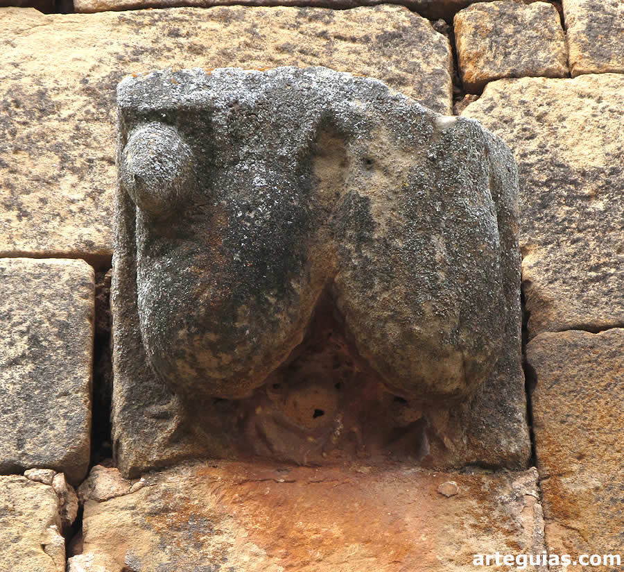 Canecillo de un antiguo p&oacute;rtico