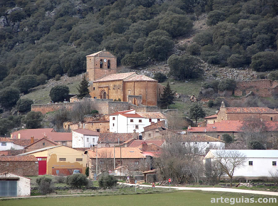 Vista lejena del pueblo d Valdege&ntilde;a y su iglesia de San Lorenzo