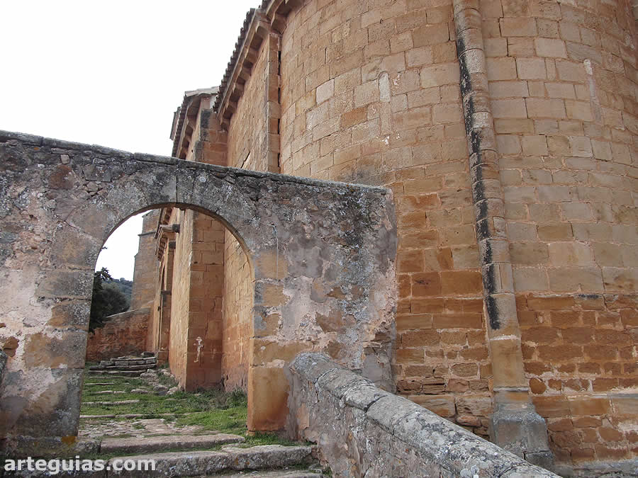 Acceso al atrio de la iglesia de Valdege&ntilde;a