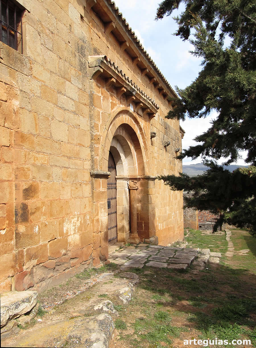 Iglesia de Valdege&ntilde;a: muro meridional y puerta rom&aacute;nica