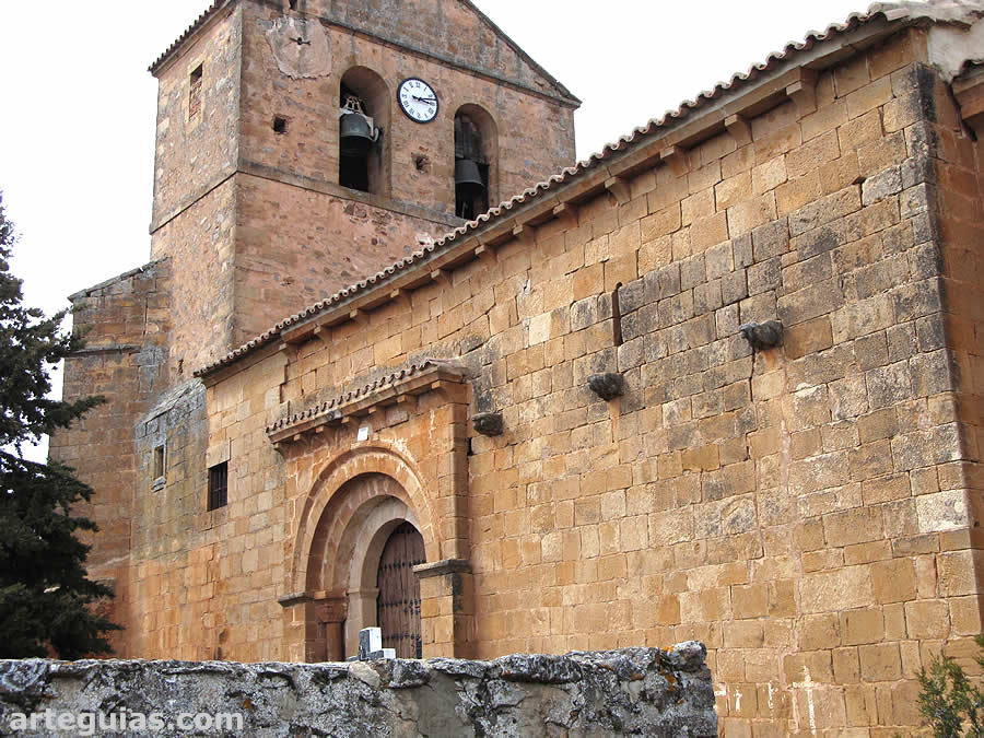 Muro meridional, puerta y espada&ntilde;a de la iglesia rom&aacute;nica de Valdege&ntilde;a, Soria
