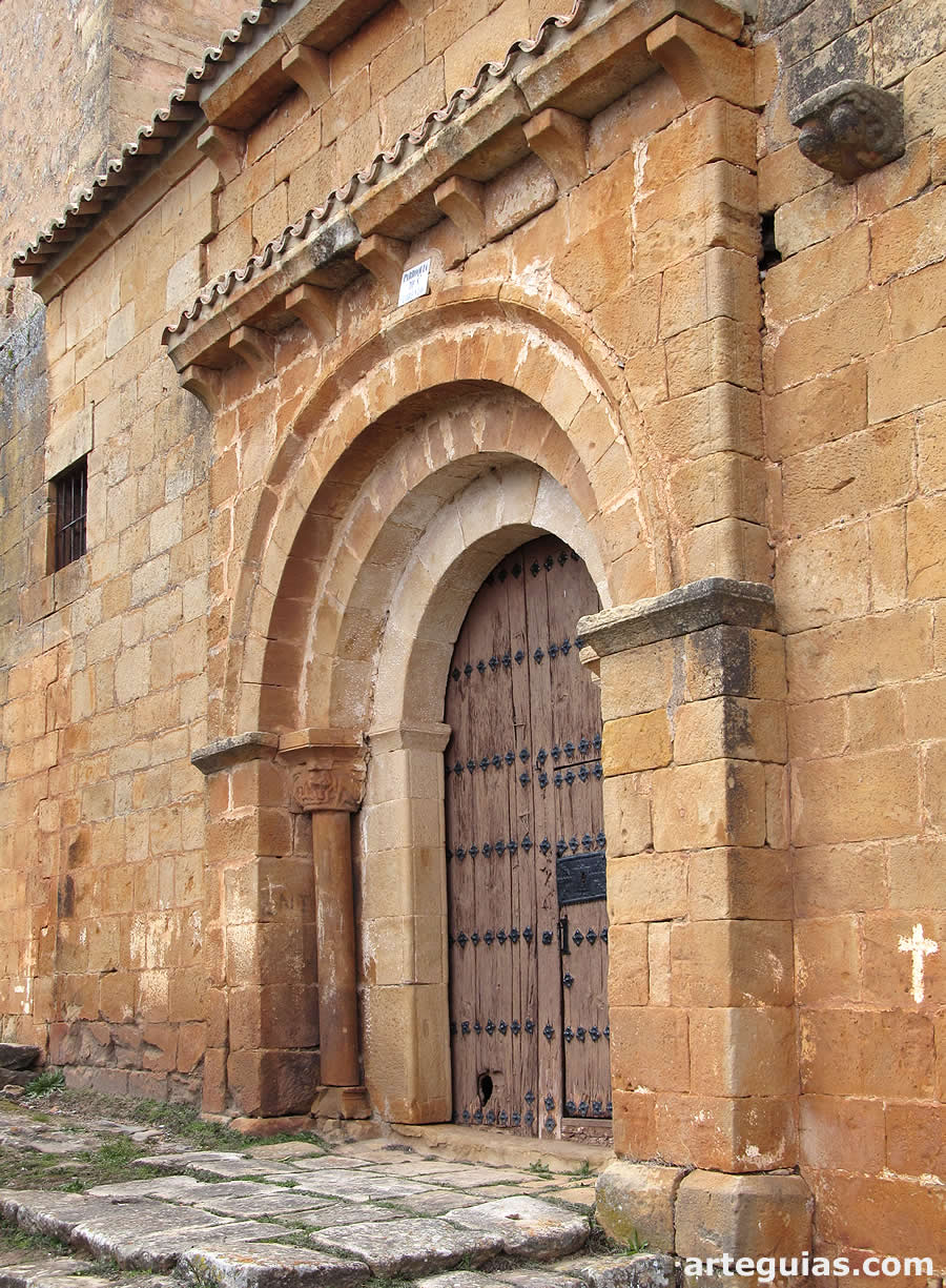 Puerta de la iglesia de Valdege&ntilde;a