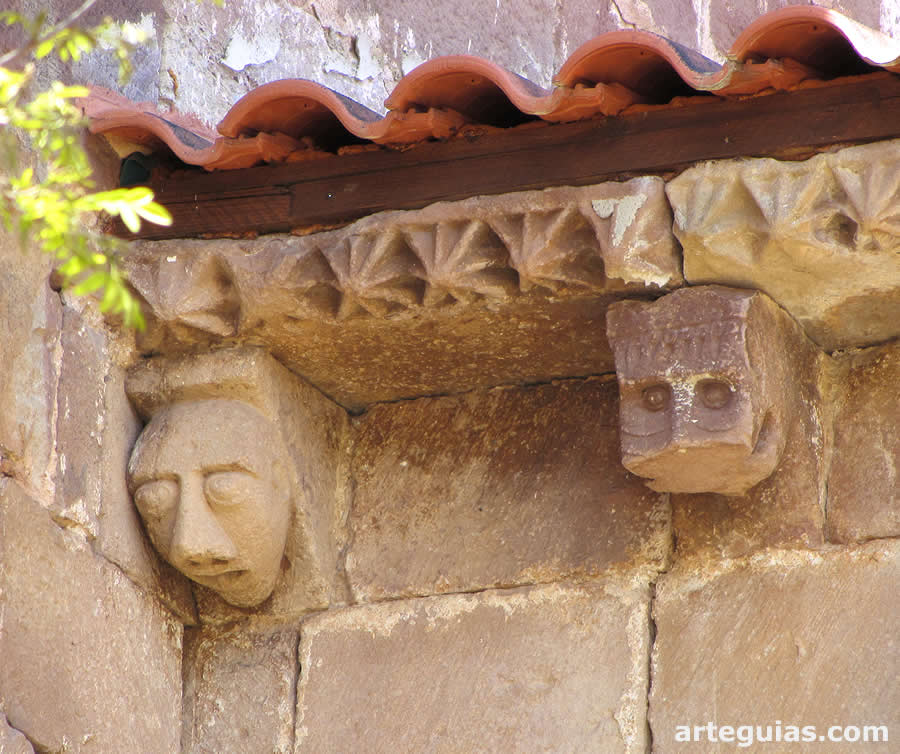 Iglesia burgalesa de Valmala: dos canecillos en el presbiterio