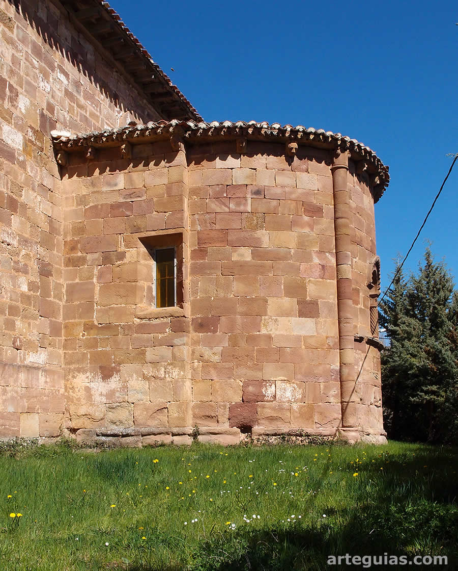 Cabecera rom&aacute;nica vista desde el sur