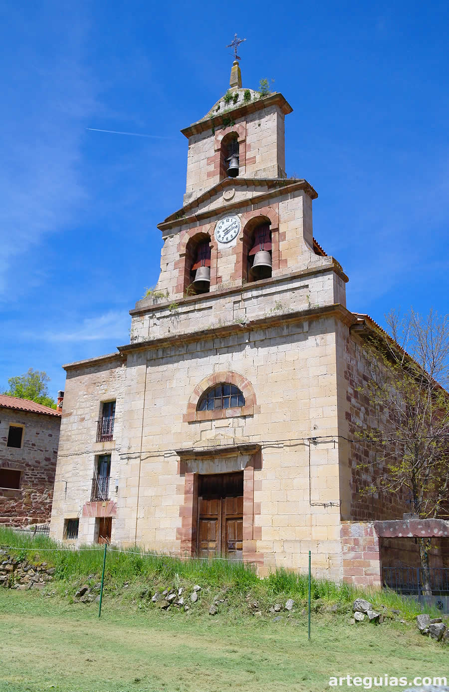 Fachada principal y espada&ntilde;a de la iglesia moderna de Valmala