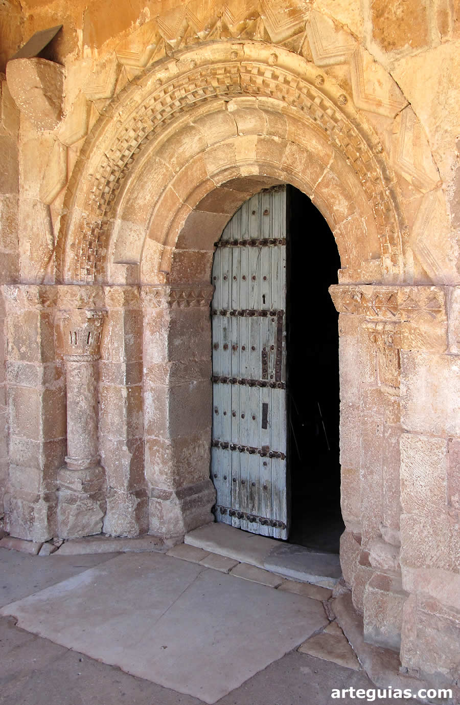 Puerta rom&aacute;nica de la iglesia