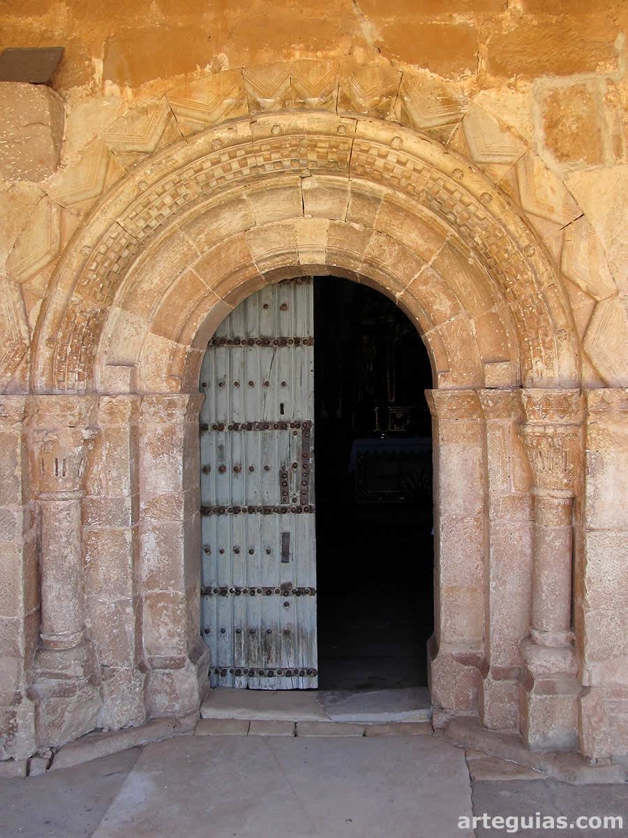 Iglesia de San Vicente M&aacute;rtir de Vega de Bur: puerta rom&aacute;nica