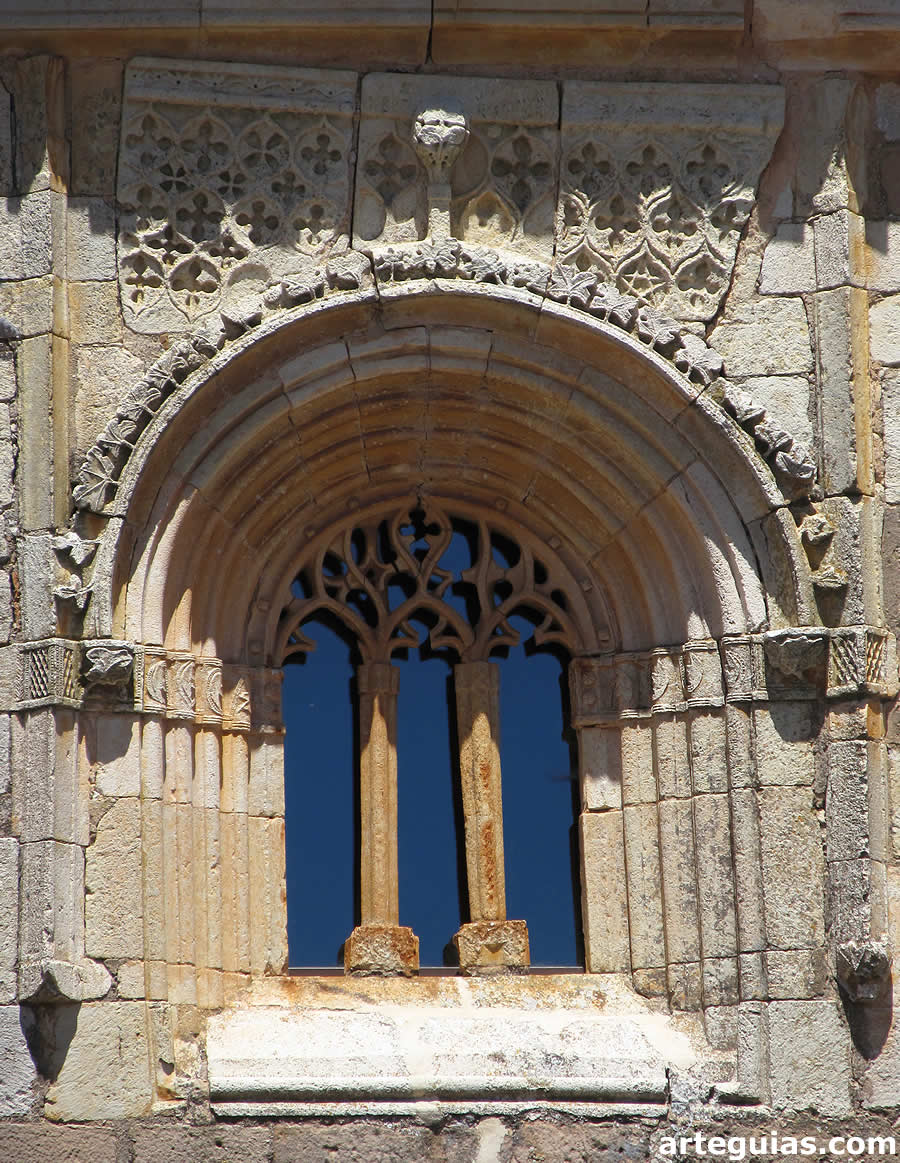 Sobrebio ventanal tardog&oacute;tico en la cabecera de la iglesia. Vega de Bur