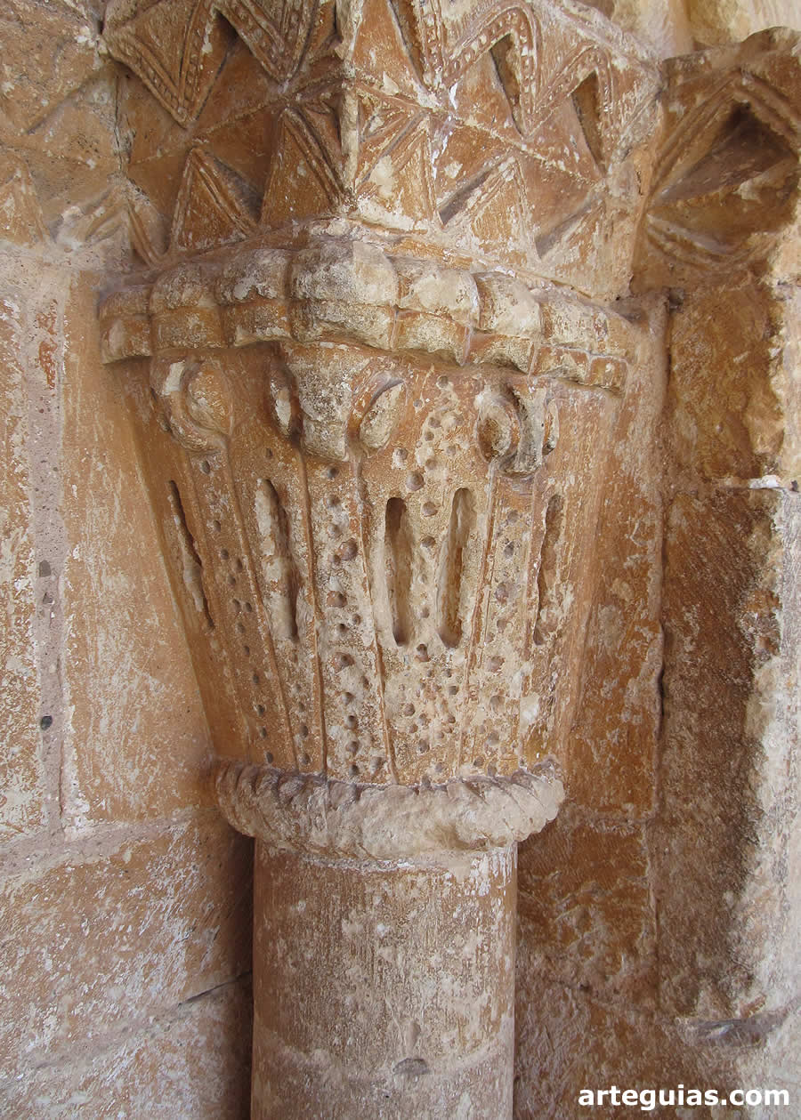 Capitele de esta puerta