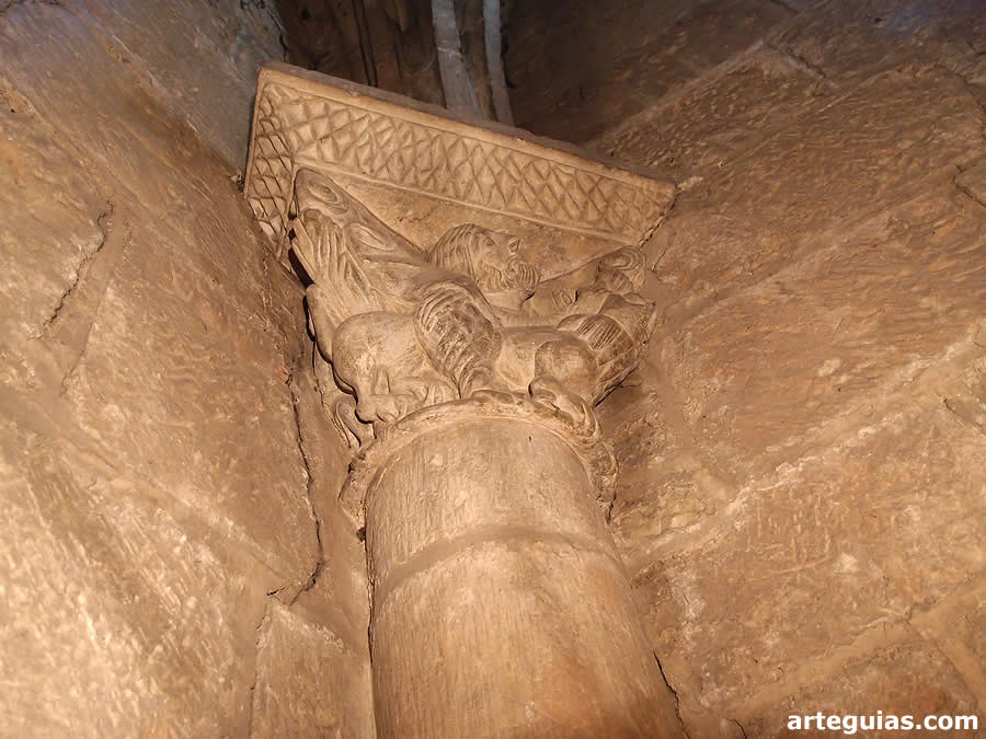 Iglesia de Vega de Bur: una de las columnas rom&aacute;nicas del arco triunfal