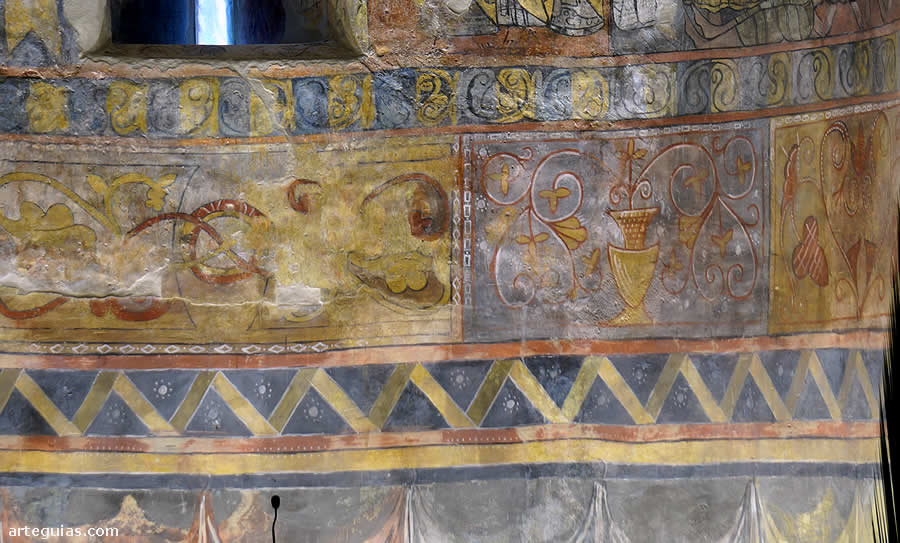 Pintura rom&aacute;nica a abse de elementos geom&eacute;tricos y figurativos