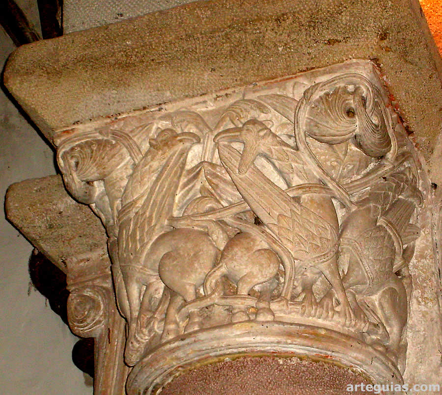 Capitel del arco triunfal con cuatro hipogrifos