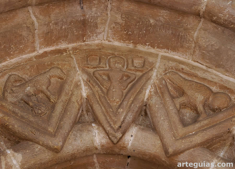 Diente de sierra de la puerta con relieves rom&aacute;nicos