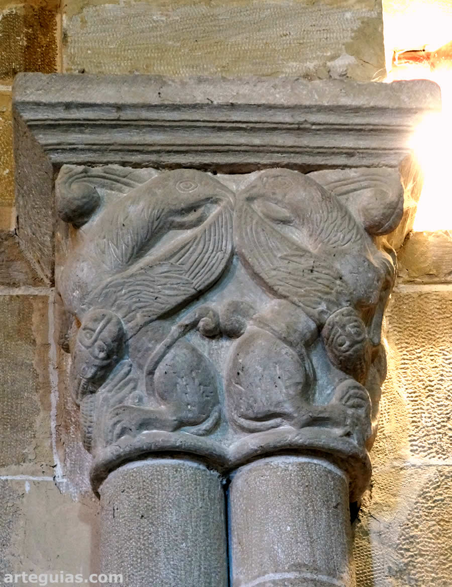 Capitel del arco triunfal de la iglesia de Villavega de Aguilar