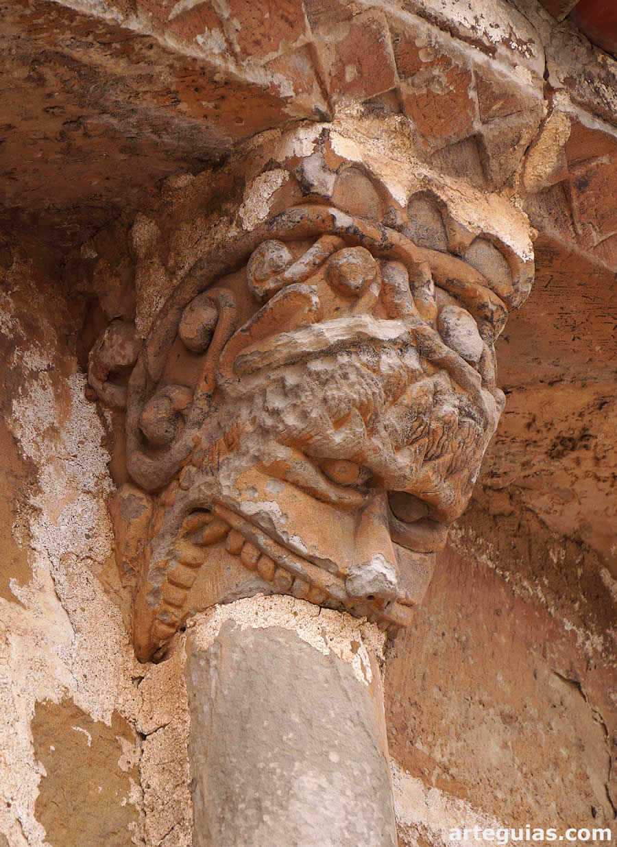 Capitel del &aacute;bside con un "glout&oacute;n"