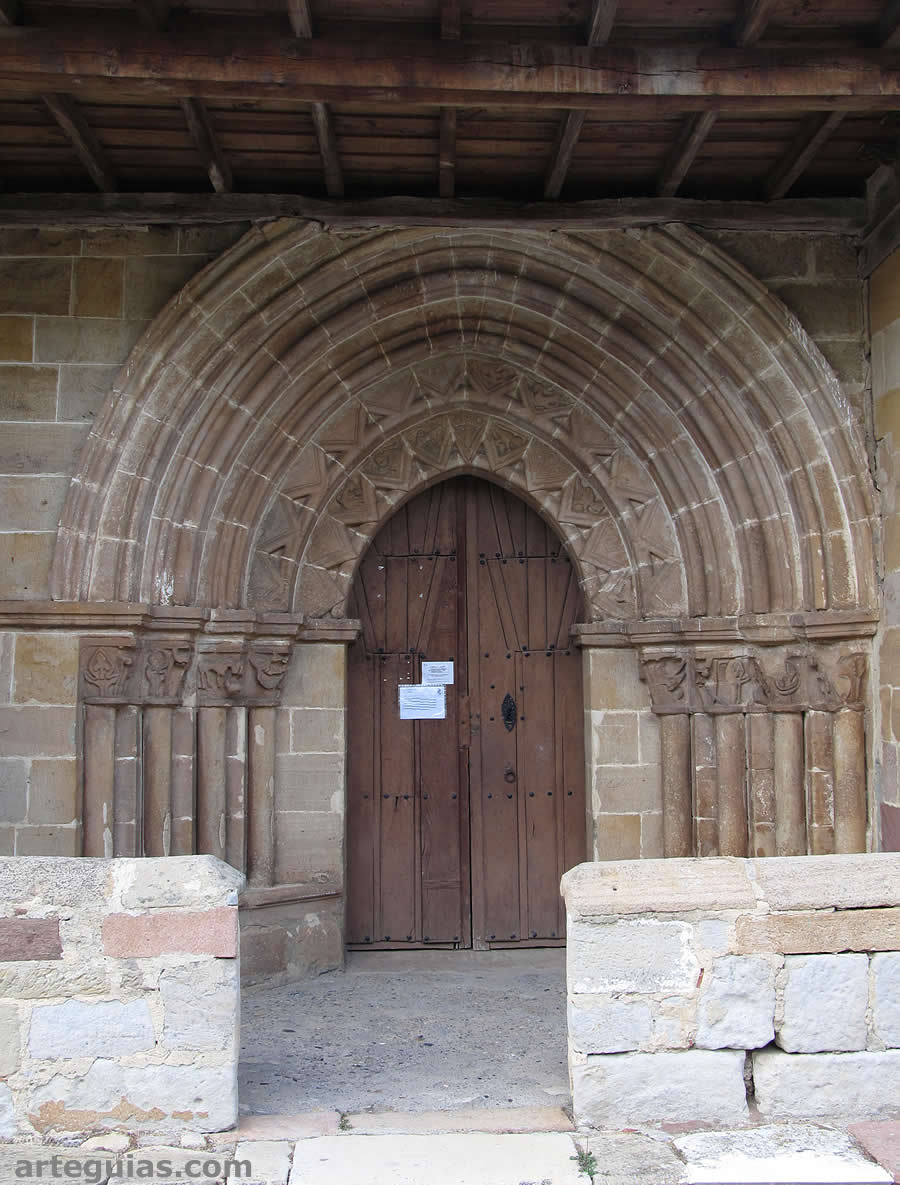 Puerta de ingreso de la iglesia de Villavega de Aguilar, Palencia