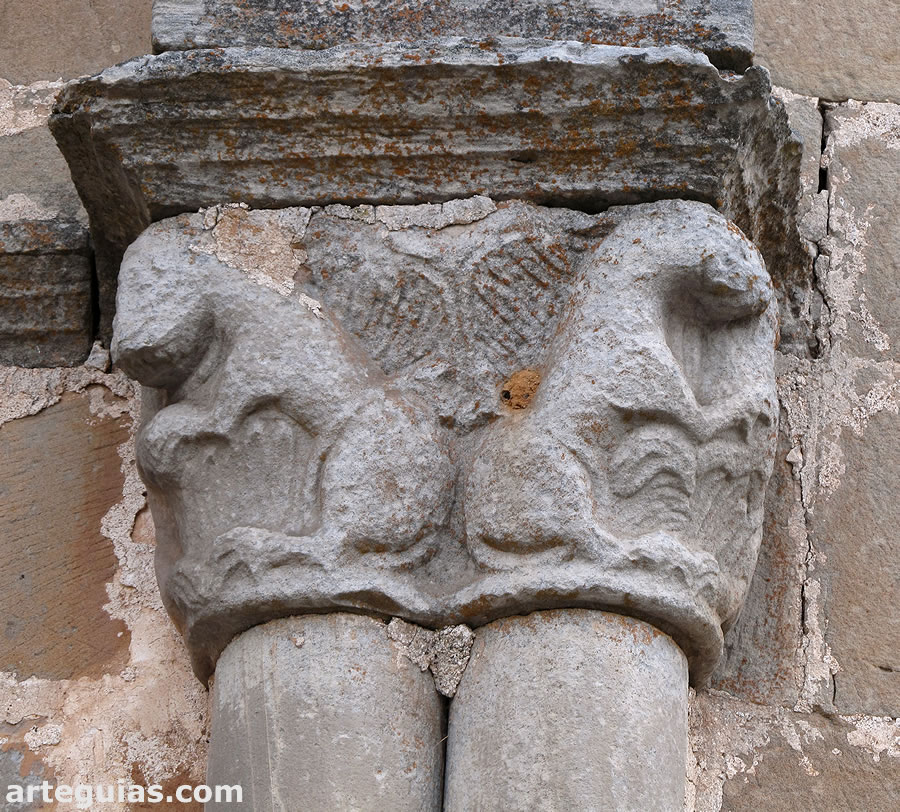 Capitel exterior con dos leones