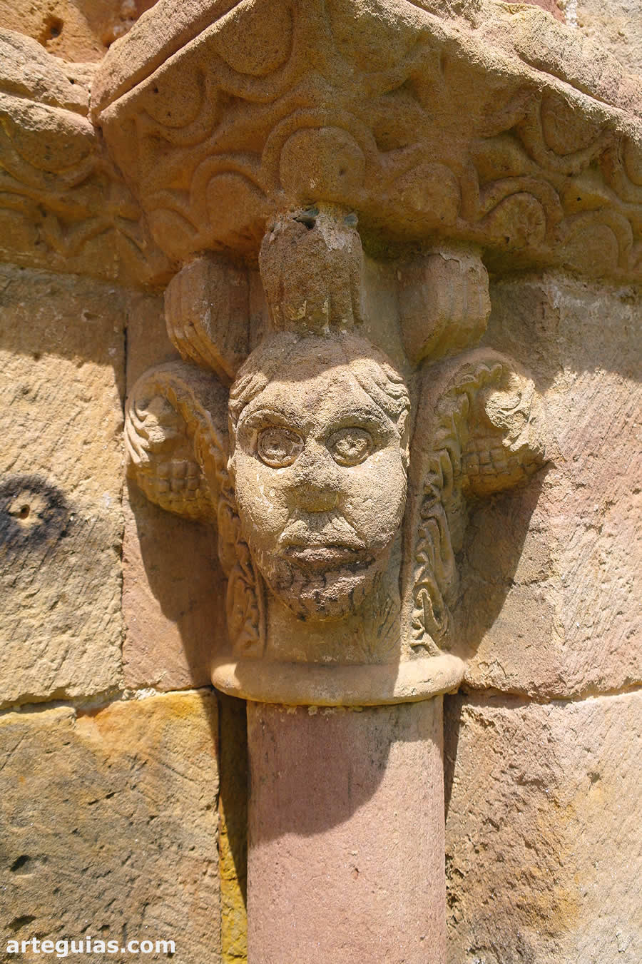 Capitel con una cabeza barbada