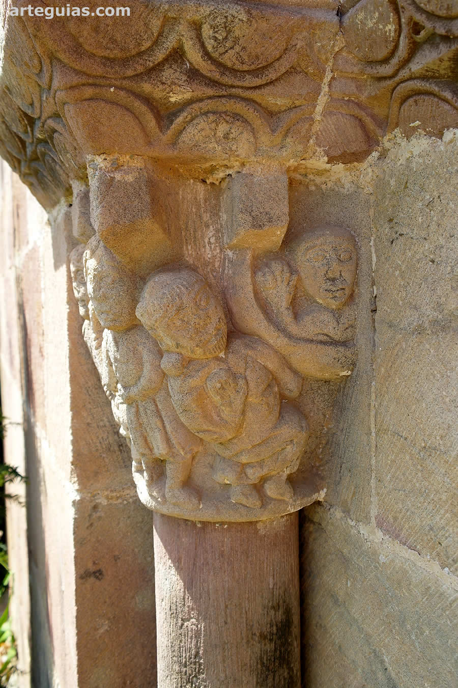 Capitel de la puerta rom&aacute;nica con el martirio de San Esteban