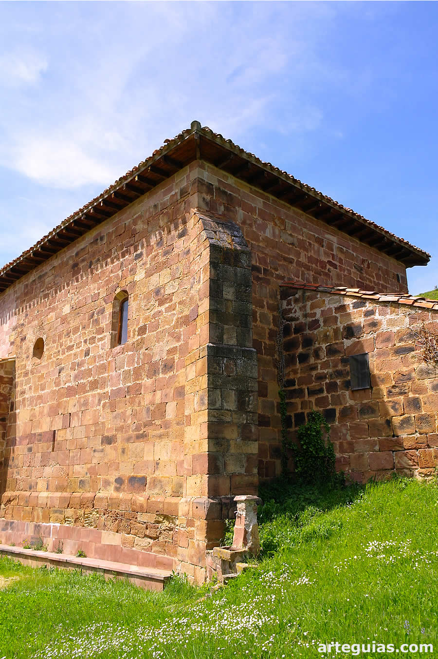 Cabecera tardog&oacute;tica que reemplaz&oacute; a la rom&aacute;nica