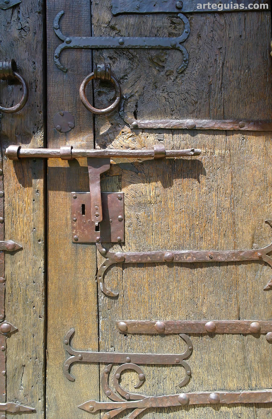 Puerta con herrajes rom&aacute;nicos