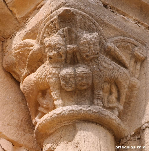 Capitel de la puerta