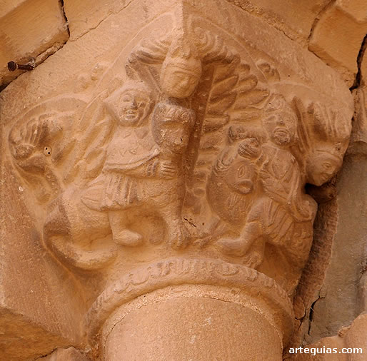 Capitel de la puerta que incluye a Sans&oacute;n desquijarando al le&oacute;n