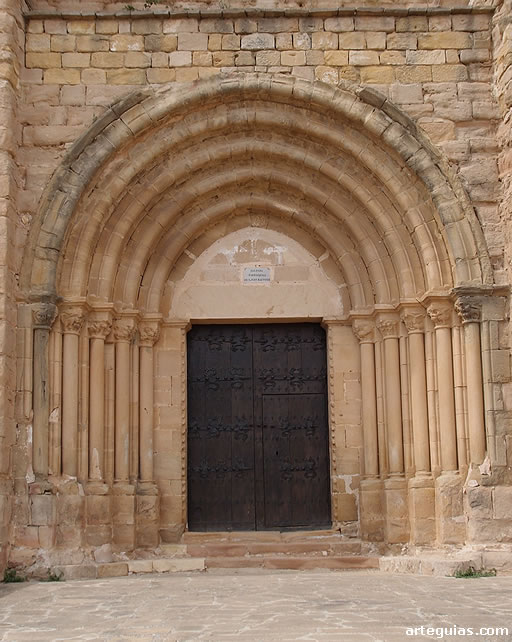 Amplia portada de la Iglesia de Aberin