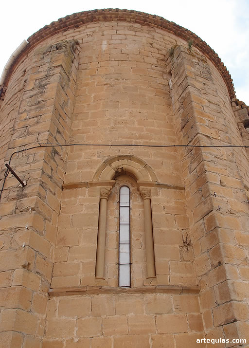 Alt&iacute;simo &aacute;bside e la Iglesia de Aberin, Navarra