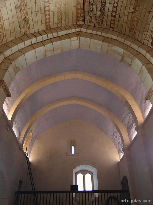 B&oacute;veda de medio ca&ntilde;&oacute;n apuntado con arcos fajones en la nave principal
