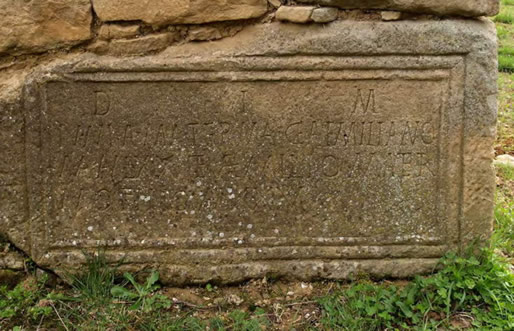 Sillar romano con la inscripción funeraria
