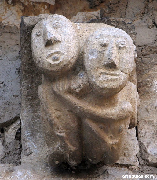 Canecillo con una pareja abrazada