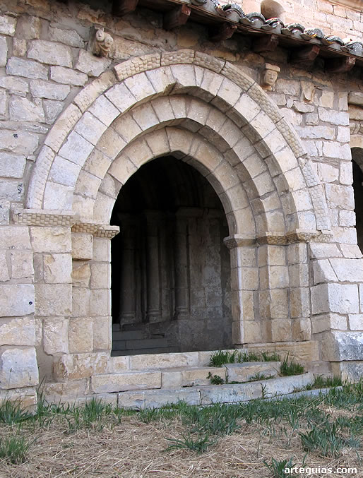 Puerta sur de acceso a la galer&iacute;a porticada