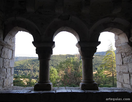 Paisaje que rodea la iglesia de Eusa, visto desde el interior de la galer&iacute;a porticada
